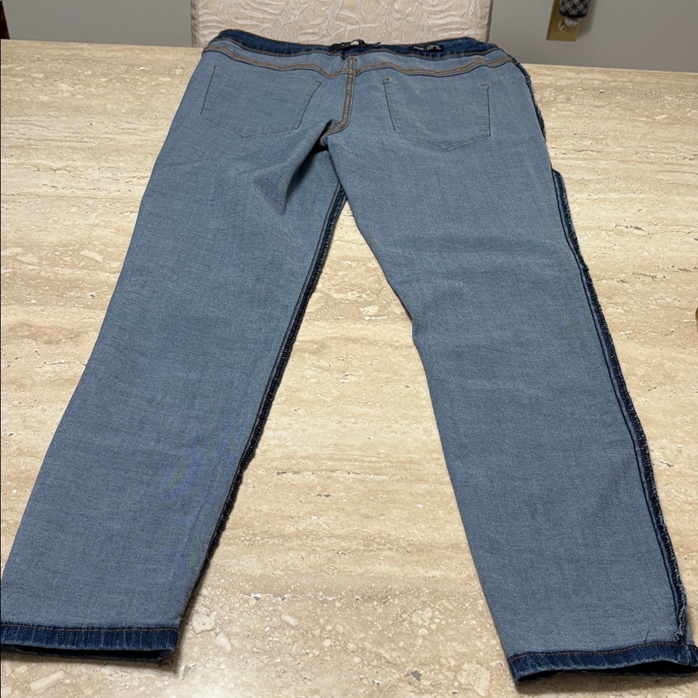 NWOT Tahari, Chloe skinny fit jeans.Excellent Condition. - Picture 9 of 9